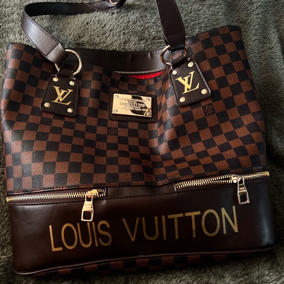 Large Louis Vuitton purse - Picture 1 of 12